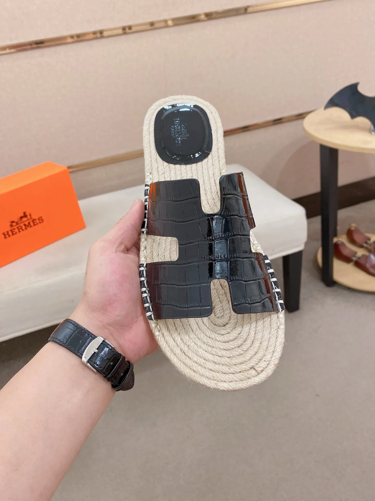 Factory price: 340💰high-end version. "HERMES" Hermès 💁♂️Men's casual slippers, compare the quality at the counter🧚🏿♂️ The upper is made of cowhide leather 🐊crocodile pattern workmanship, purely hand-drawn, raw rubber breathable and non-slip outsole, the inner is breathable and comfortable lambskin, the density is 100% comfortable, the original rubber outsole is wear-resistant and has a code number of 38-44. Can be customized 45-46-47💥🏆